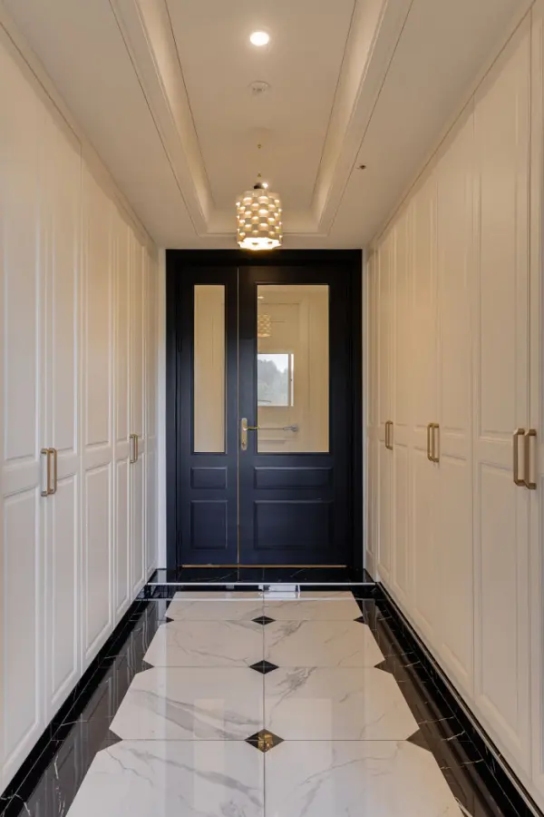 네이비 중문이 돋보이는 클래식 힐스테이트 현관